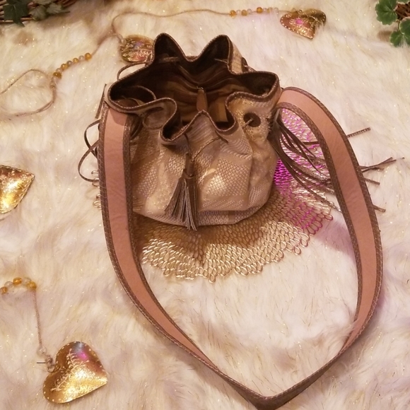 Danielle Nicole, New York Bucket Handbag - Picture 8 of 8